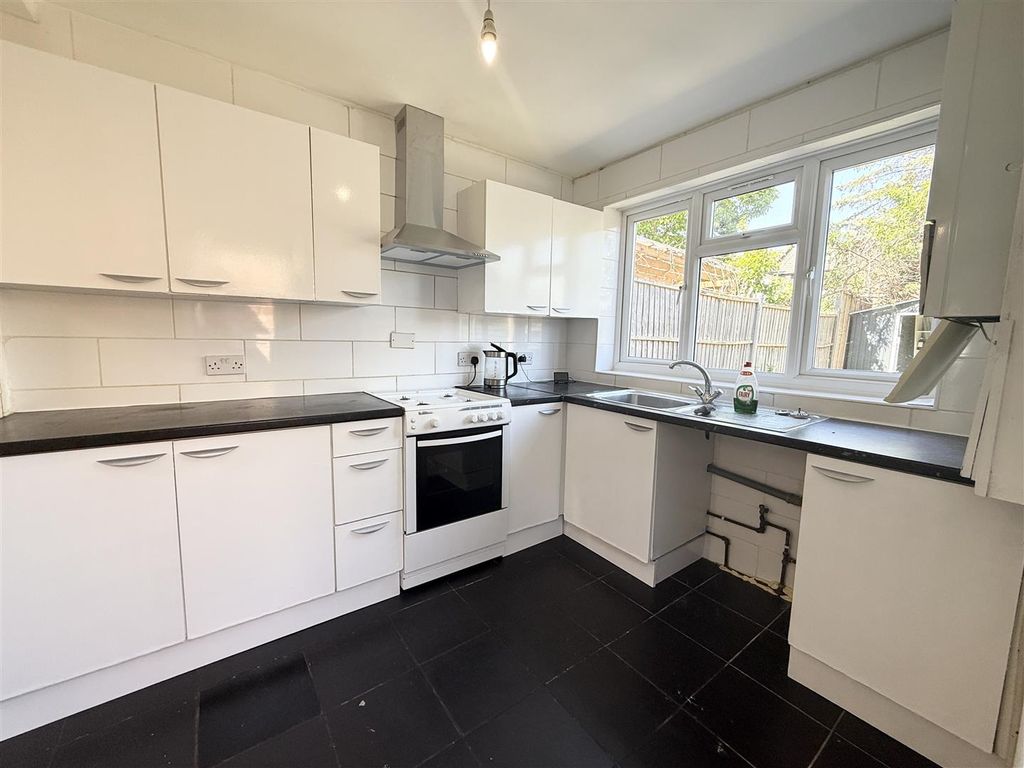 Property photo 3 of 10 Kitchen.Jpg