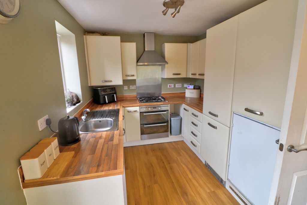 Property photo 3 of 15 Kitchen
