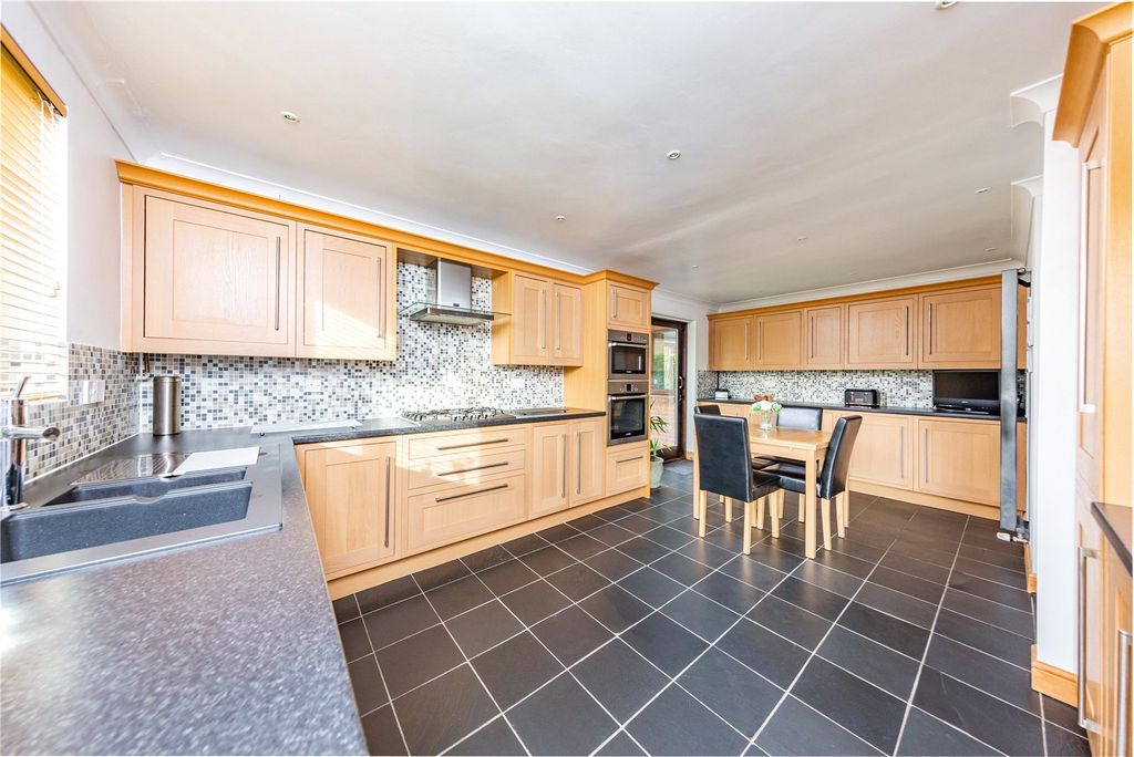 Property photo 3 of 18 Kitchen