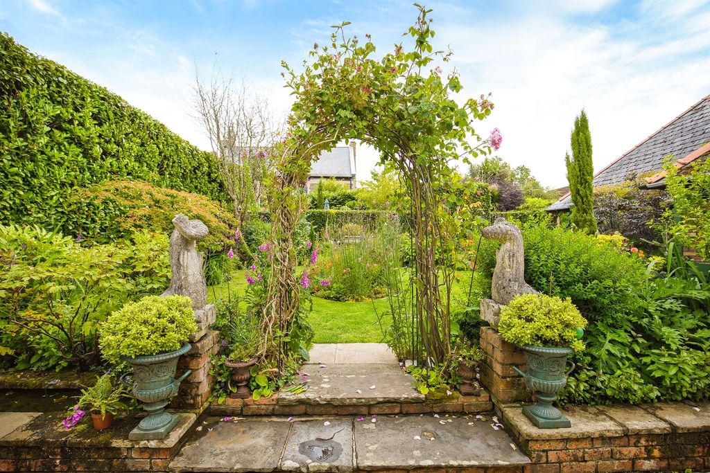 Property photo 2 of 33