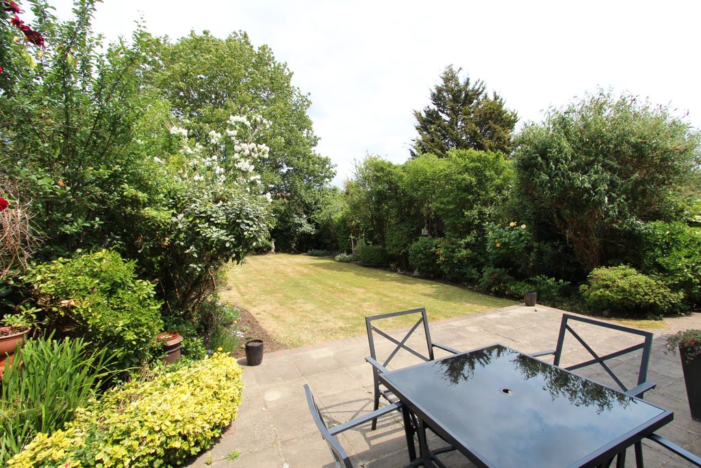Property photo 2 of 17 Garden