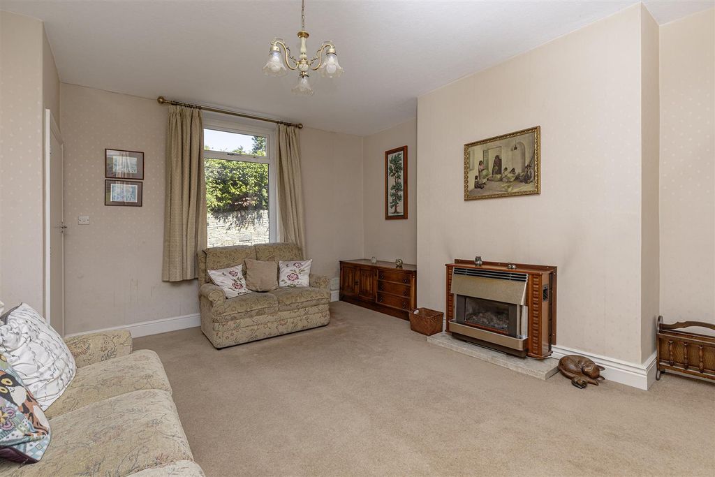 Property photo 2 of 31 Living Room