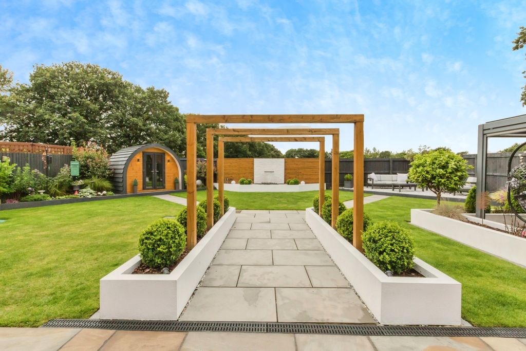 Property photo 3 of 21 Landscaped Garden
