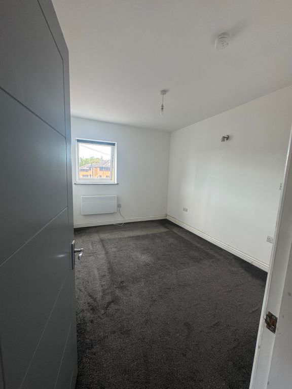 Property photo 1 of 6 Bedroom