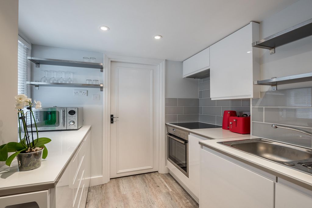 Property photo 2 of 6 Kitchen