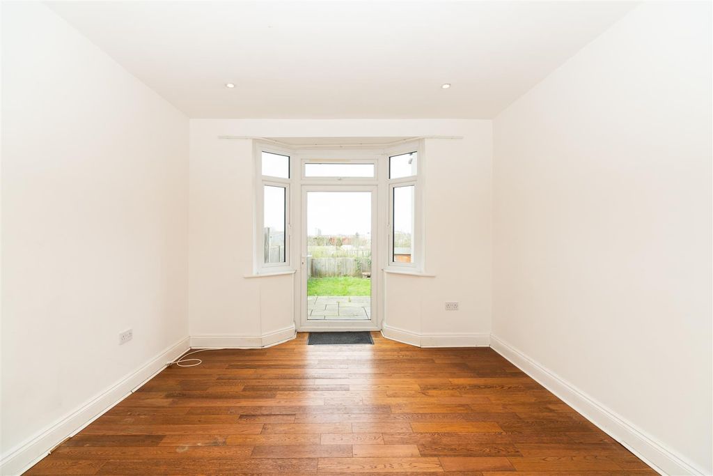 Property photo 3 of 10 003_Sbp05958_Selborne_Gdns_31.Jpg