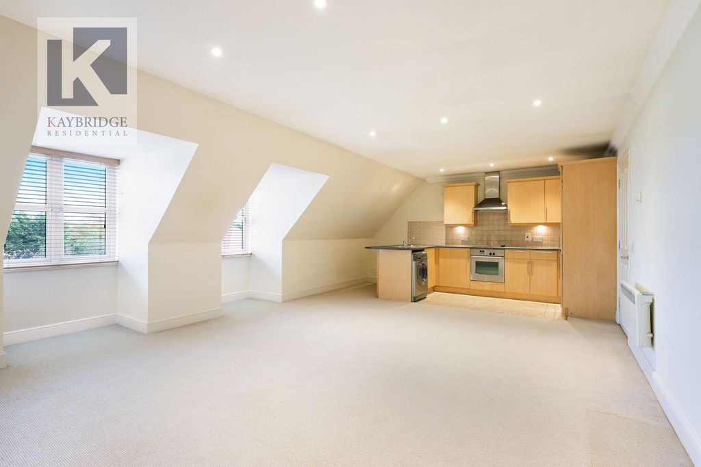 Property photo 2 of 12 Kingston Road, Epsom