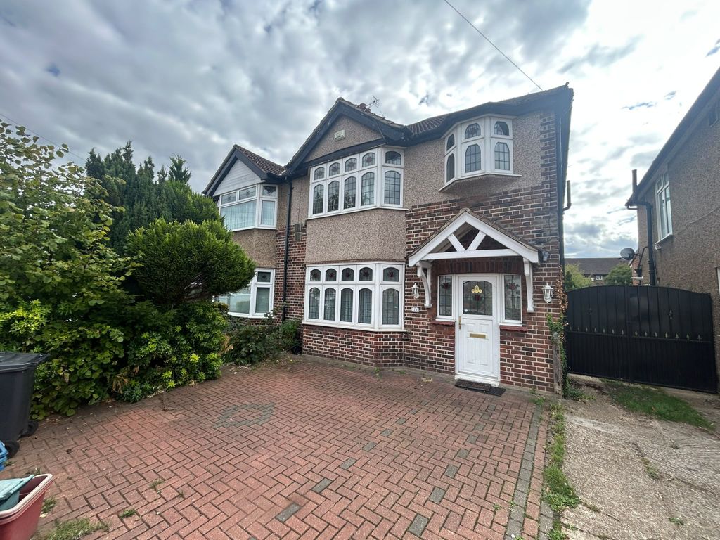 Property photo 1 of 12 3 Bed Semi-Detached House To Rent Shelley Crescent, Hounslow Tw5