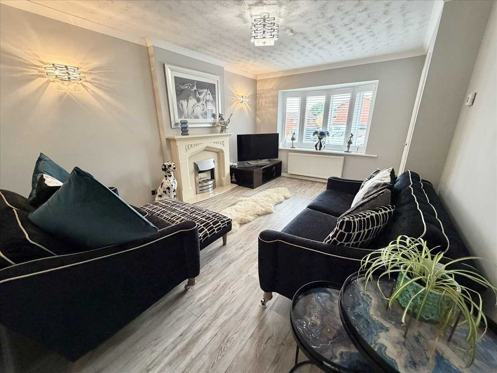 Property photo 3 of 17 Lounge