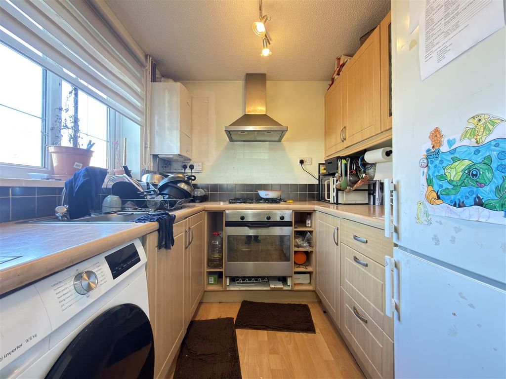 Property photo 3 of 10 Kitchen