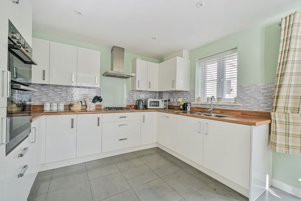 Property photo 2 of 20 1414789-18-698F496Ae0dab-Arw-3