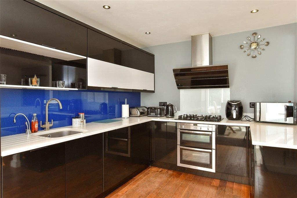 Property photo 3 of 15 Kitchen