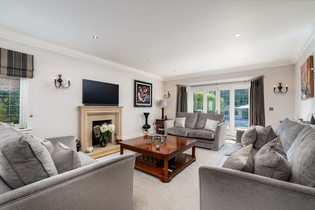 Property photo 3 of 19 Sitting Room