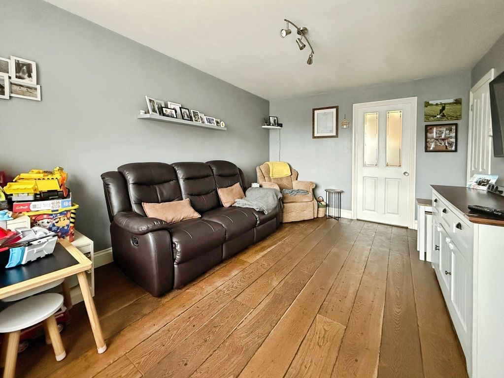 Property photo 3 of 12 Lounge