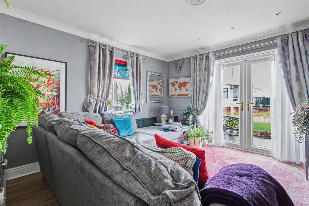 Property photo 2 of 13 Lounge