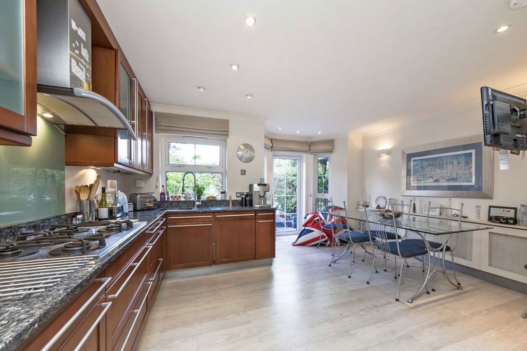 Property photo 2 of 8