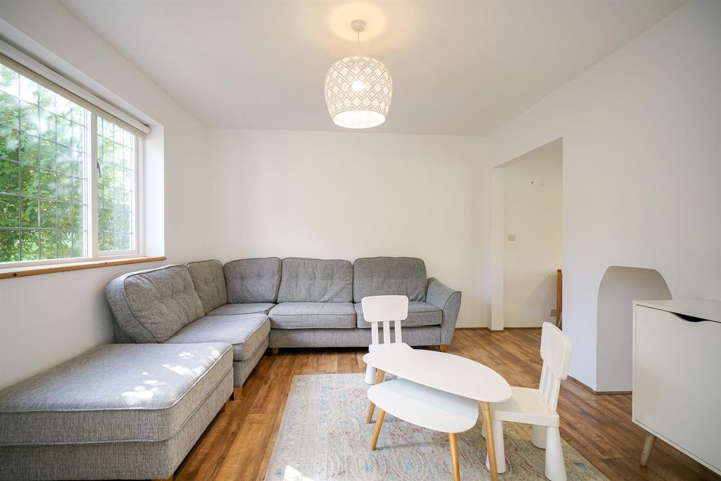 Property photo 3 of 27 Lounge