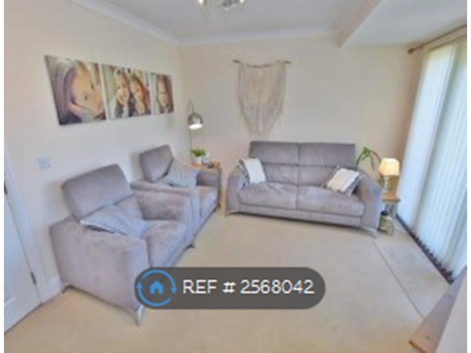 Property photo 3 of 8 Lounge