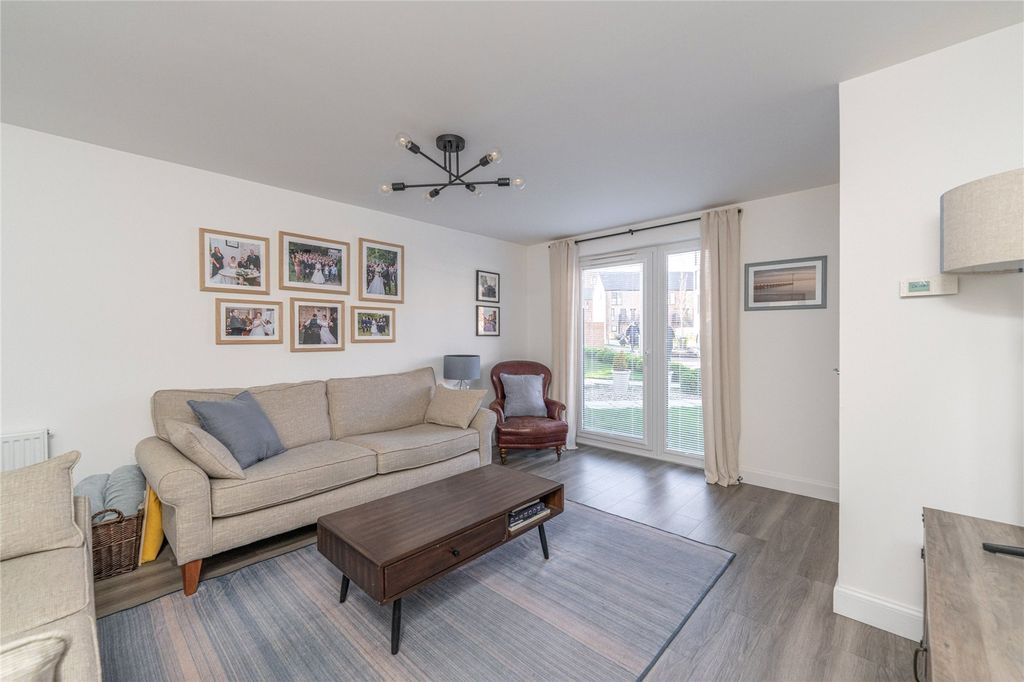 Property photo 2 of 24 Lounge