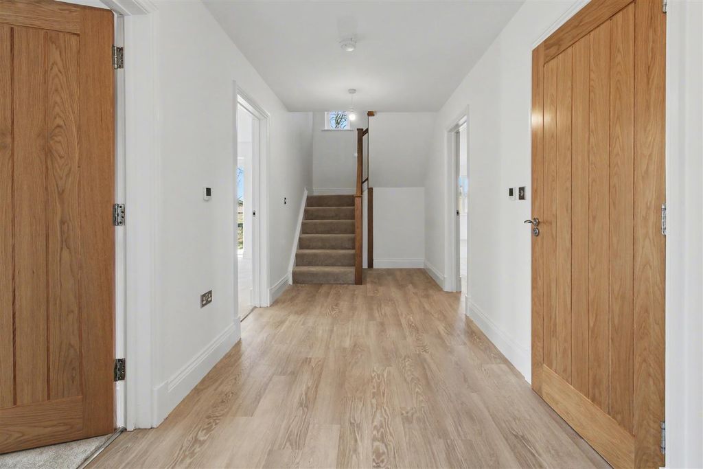 Property photo 3 of 34 Entrance Hall