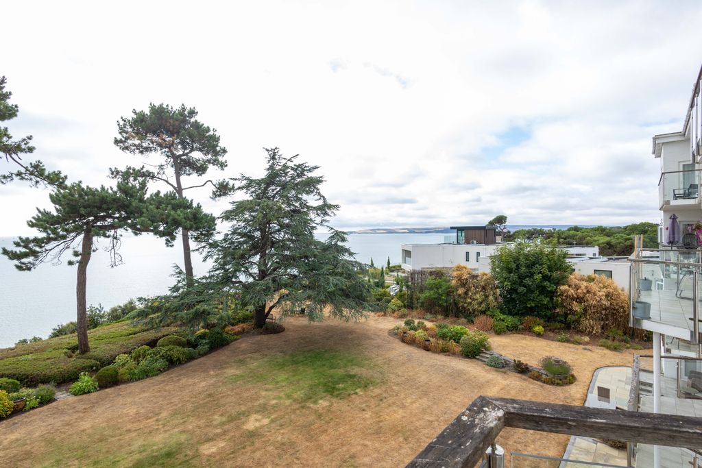 Property photo 1 of 15 R6M_9861