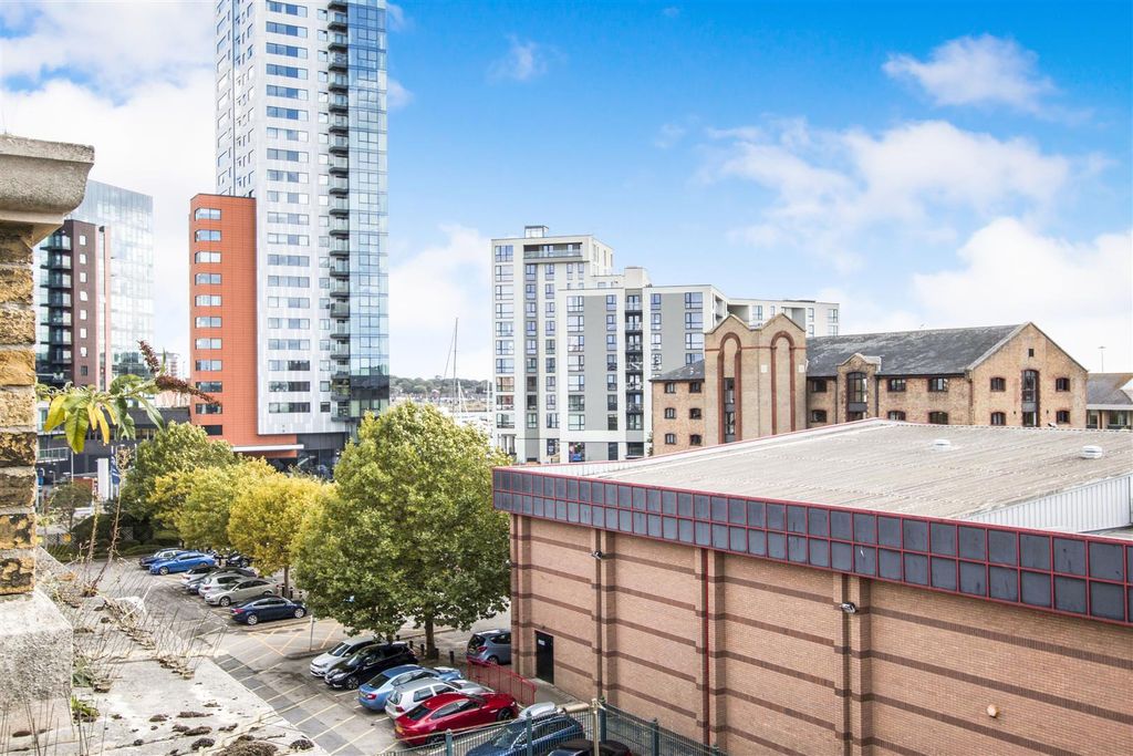 Property photo 3 of 12 A8152019-3d32-4d65-9
