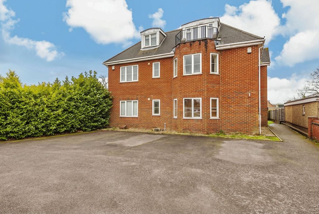 Property photo 1 of 7 Reading Road Apartment