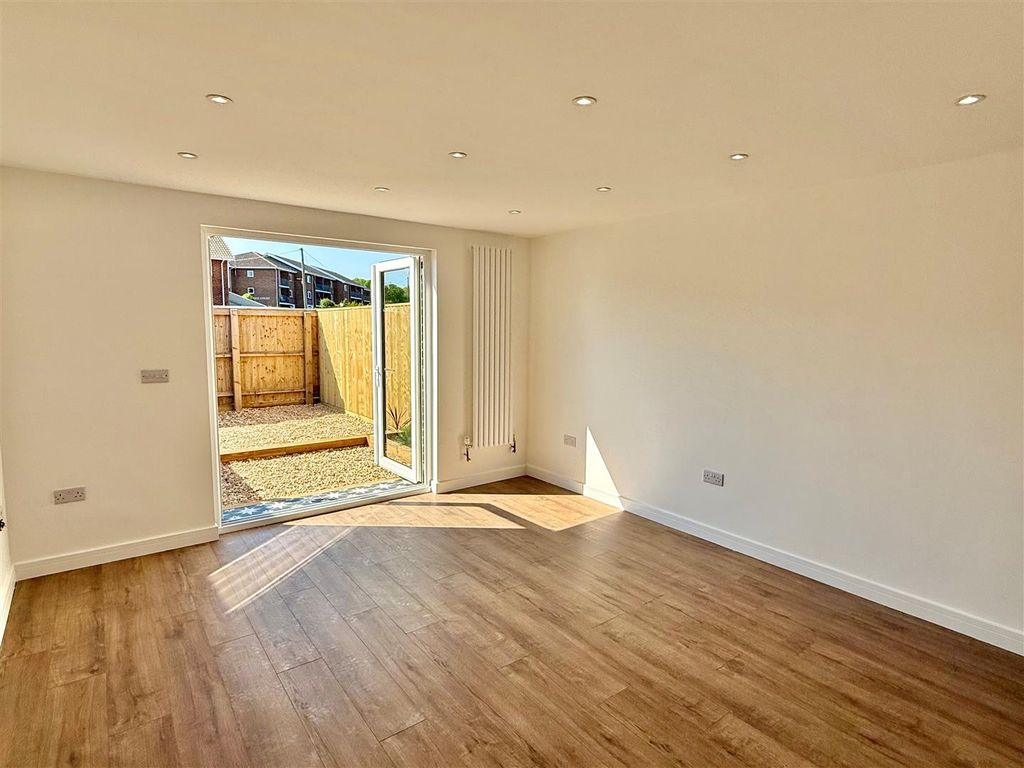 Property photo 3 of 11 Living/Dining Room