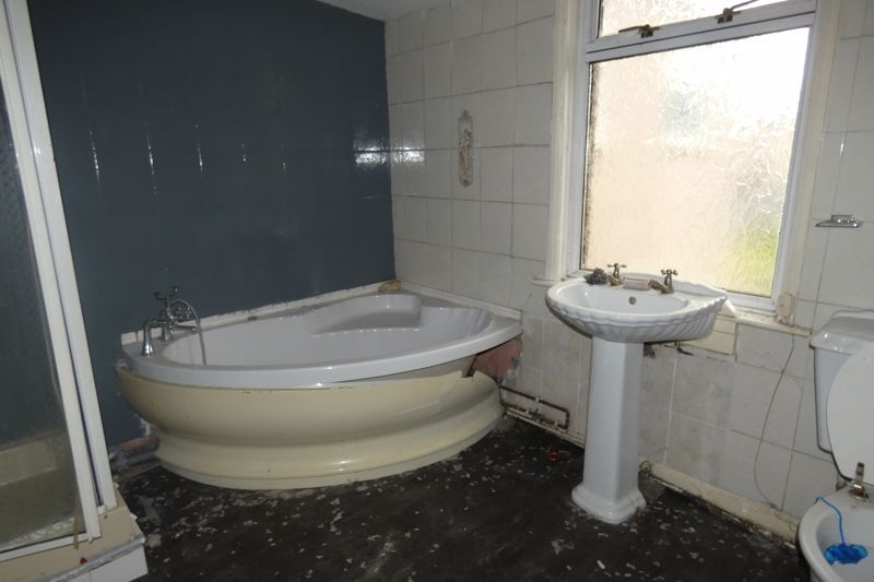 Property photo 3 of 16 Bathroom