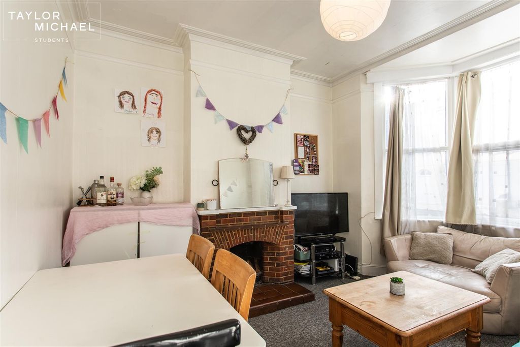 Property photo 2 of 21 Living Room