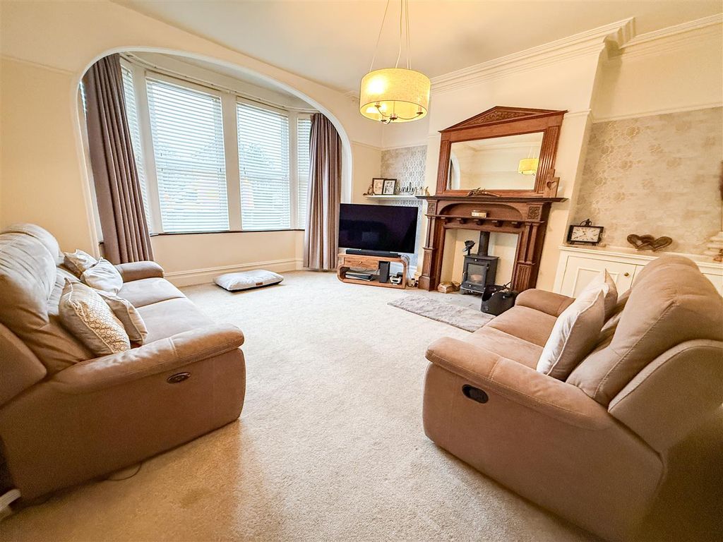 Property photo 2 of 32 Lounge