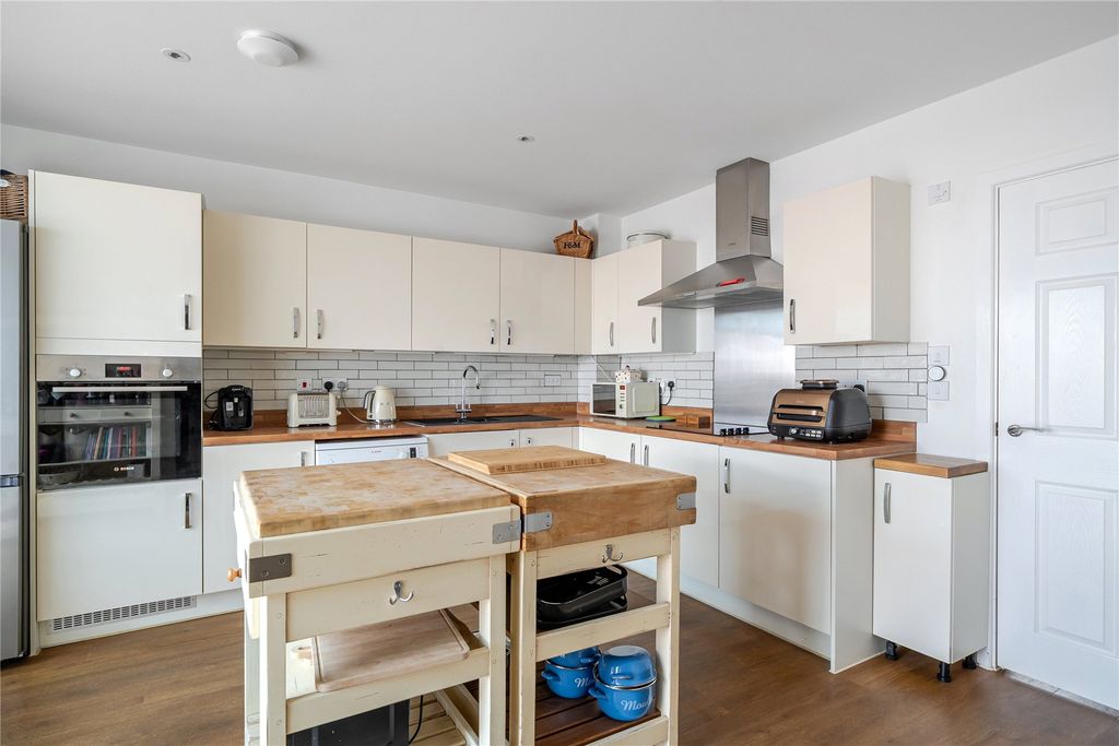 Property photo 3 of 8 Kitchen
