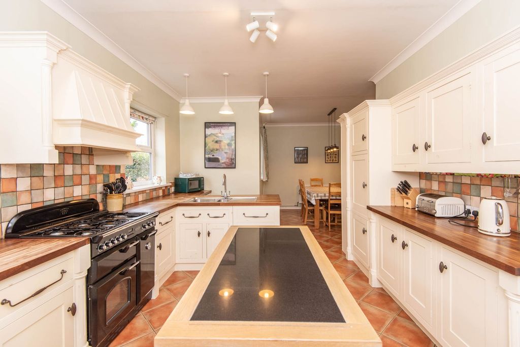 Property photo 2 of 40