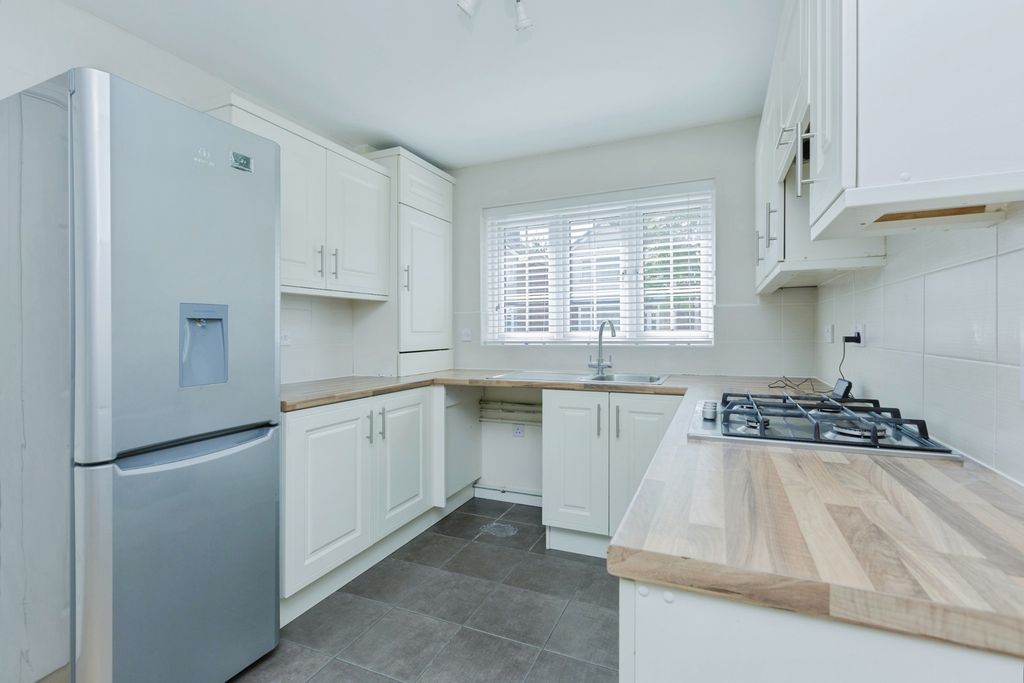 Property photo 3 of 17 Kitchen
