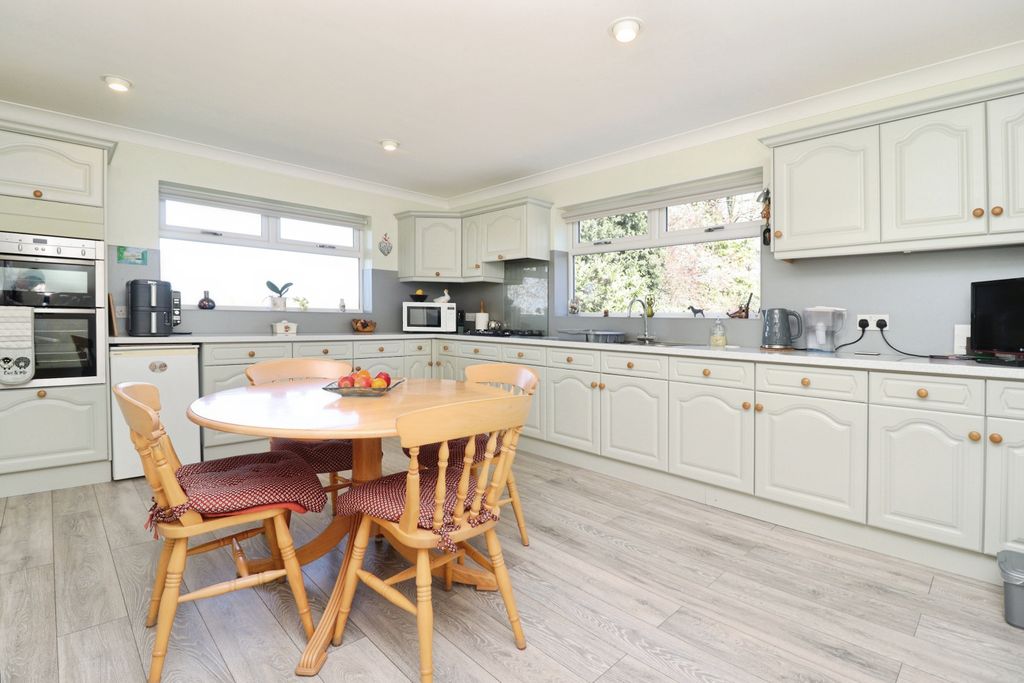 Property photo 2 of 42 E179d60c-Img_0023