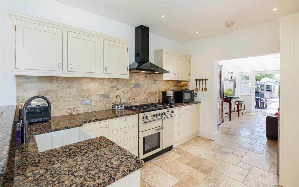Property photo 2 of 22