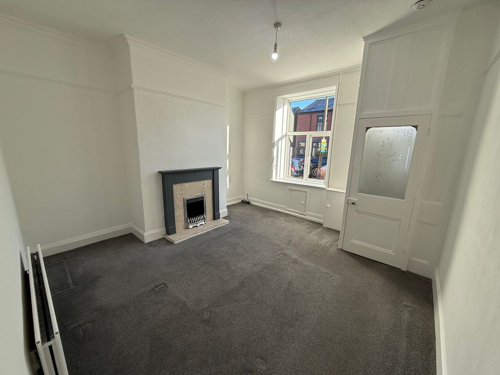 Property photo 2 of 13 Lounge