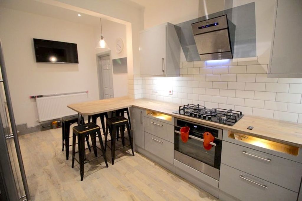 Property photo 1 of 9 Kitchen