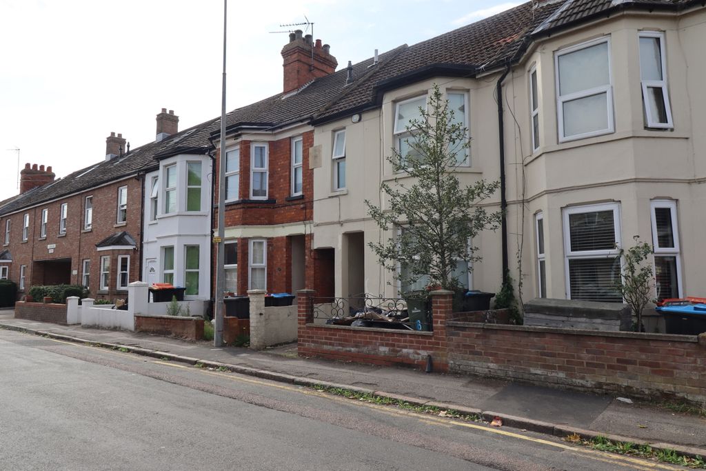 Property photo 1 of 8 8 George Street Front