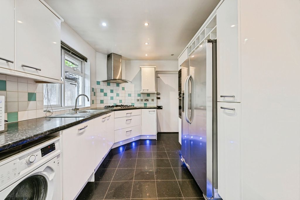 Property photo 3 of 16 Kitchen Diner