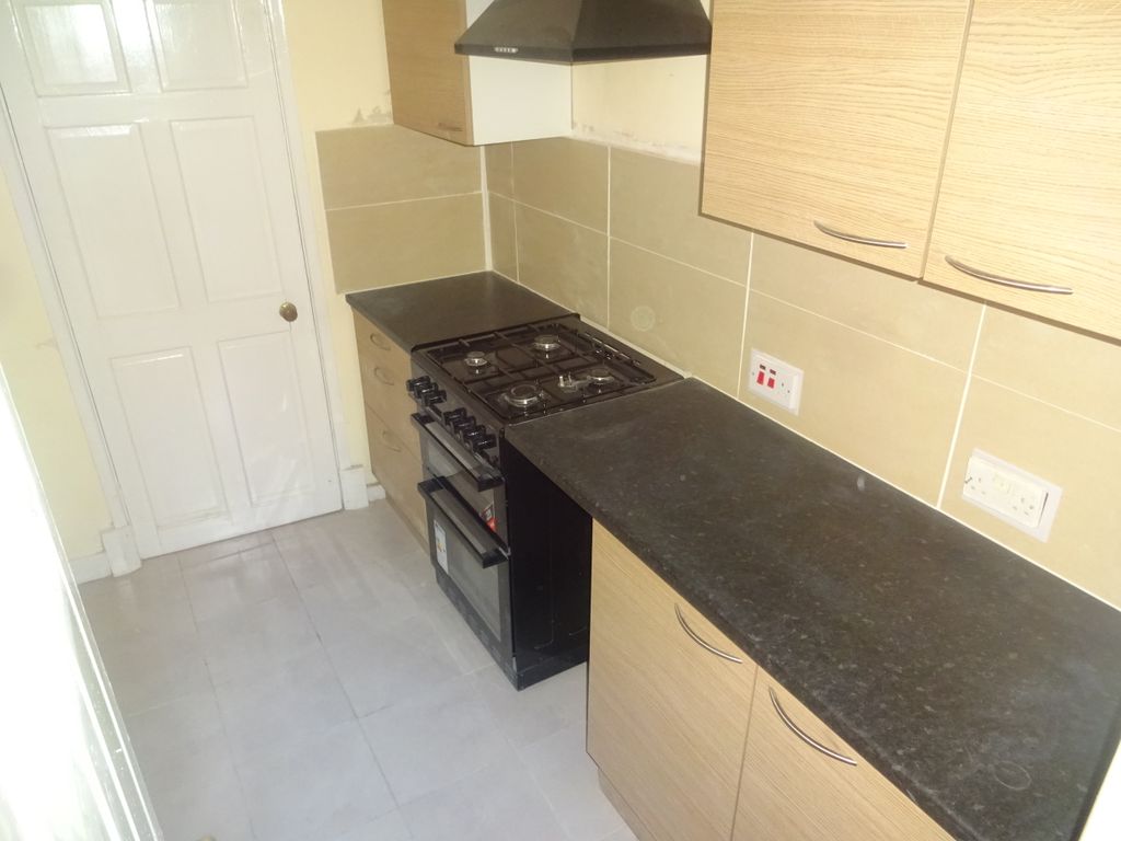 Property photo 3 of 8 Kitchen