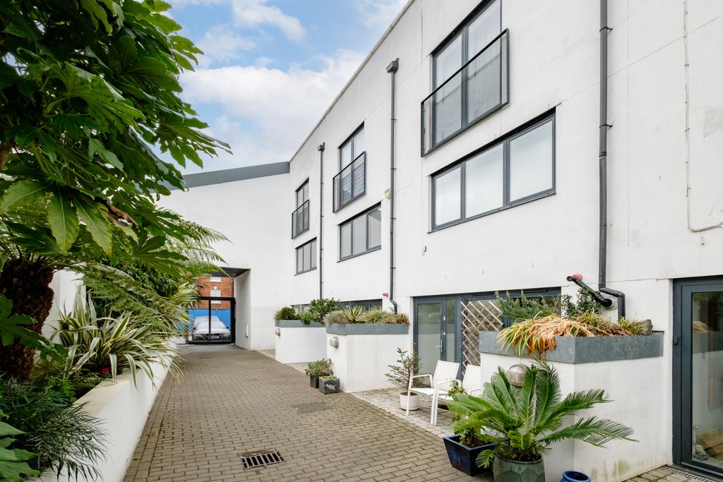 Property photo 2 of 31