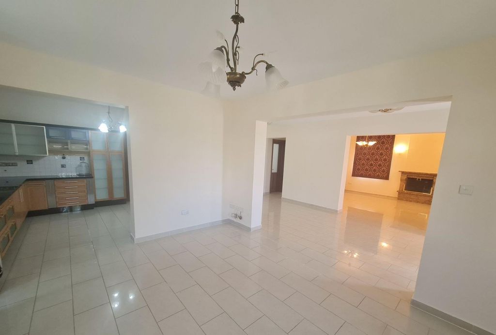 Property photo 3 of 27