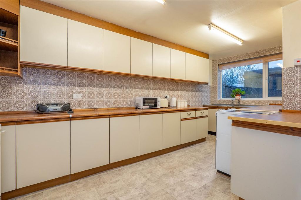 Property photo 3 of 28 Kitchen