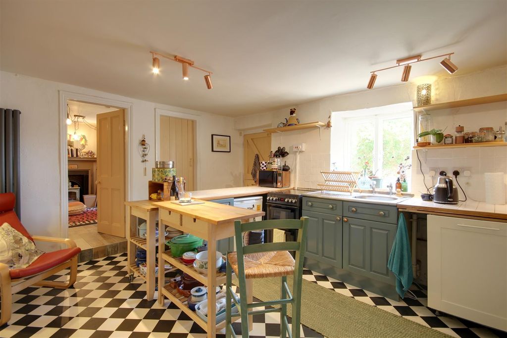Property photo 2 of 34 Breakfast Kitchen