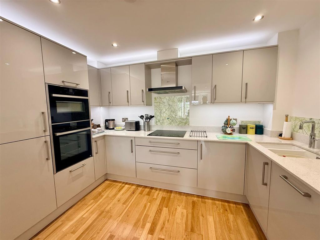 Property photo 2 of 12 Kitchen