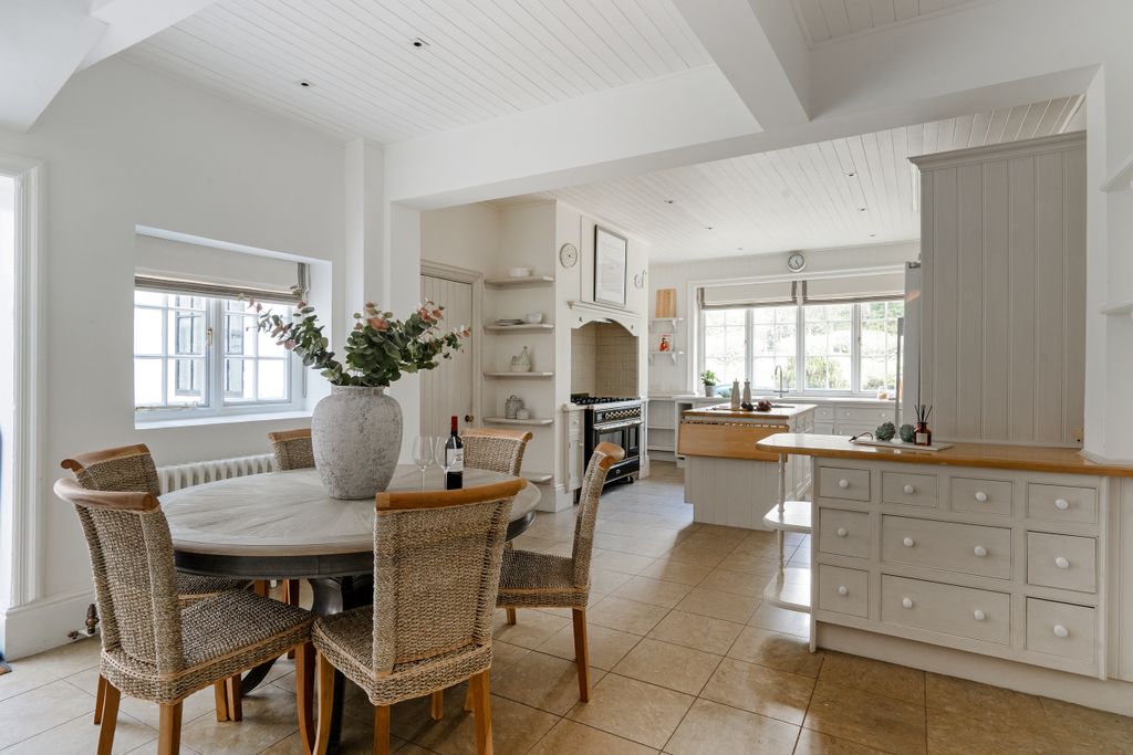 Property photo 2 of 32