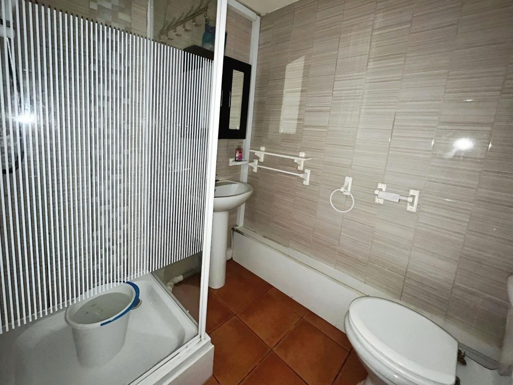 Property photo 3 of 7 Bathroom Cleve.Jpg