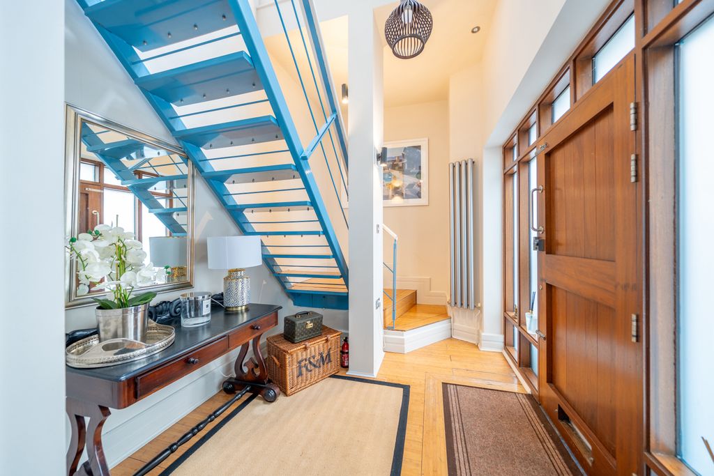 Property photo 2 of 25