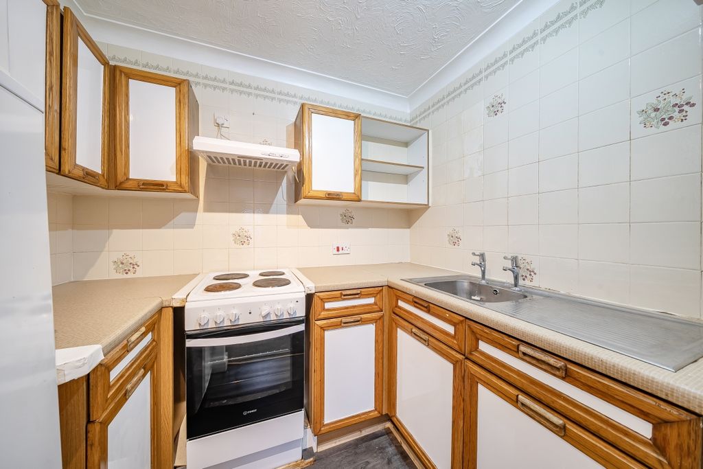 Property photo 1 of 11 1415228-8-698B472...